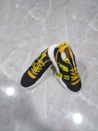 كوتش fashion اسود في اصفر